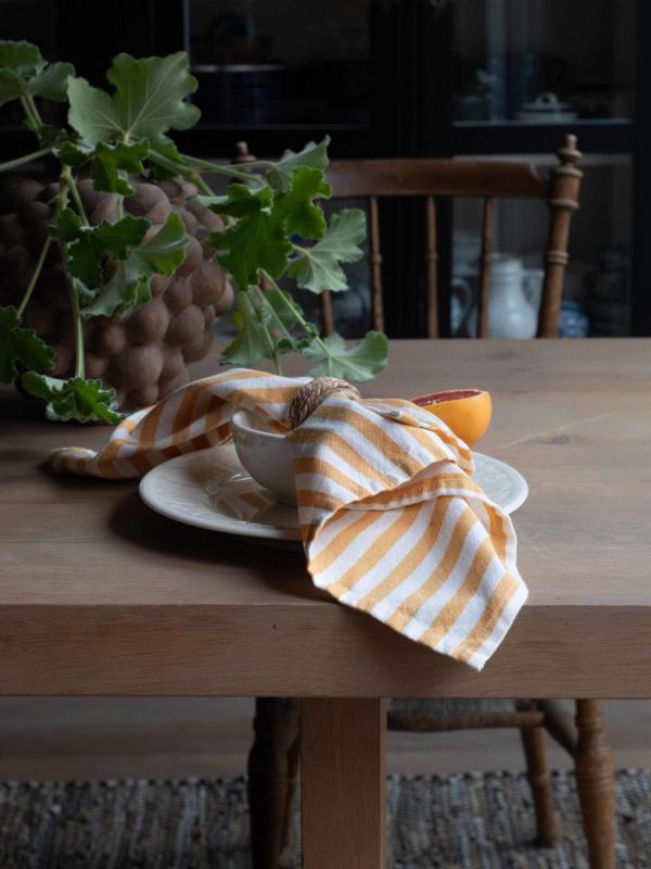 Servett eller liten duk, Svea, klassiskt randig i apelsinfärg och offwhite