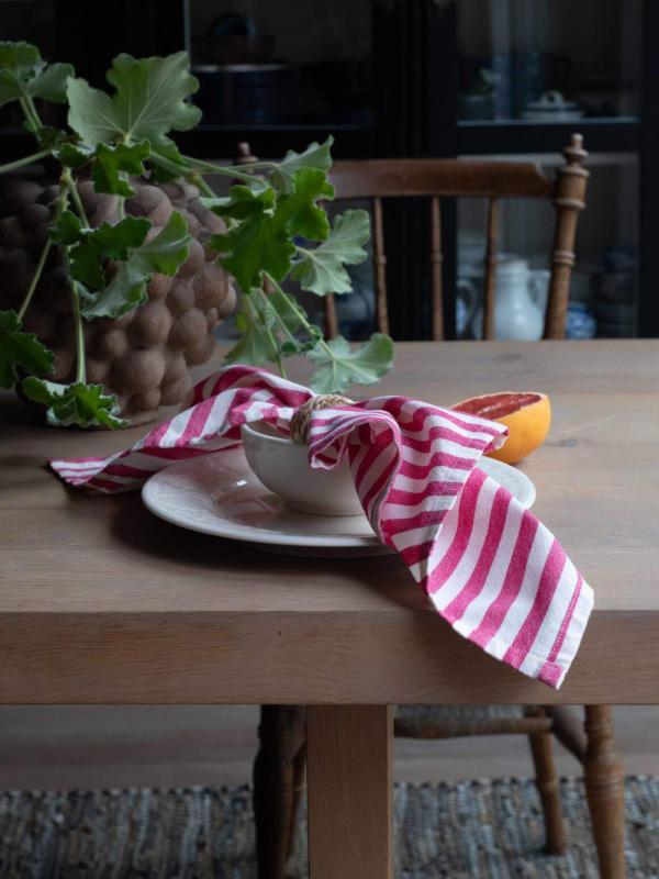 Servett eller liten duk, Svea, klassiskt randig i cericerosa och offwhite