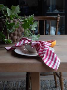 Servett eller liten duk, Svea, klassiskt randig i cericerosa och offwhite