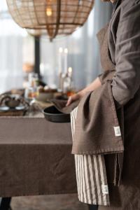 Kökshandduk Svea, klassiskt randig handduk i brunt