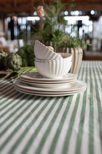 Akrylatbehandlad Duk SVEA klassiskt randig duk i äppelgrönt