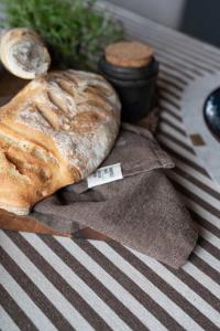 Duk SVEA extra lång, klassiskt randig stor duk i nougatbrunt och vitt