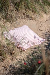 Kuddfodral SVEA, rosa och vit randig med volang runt kanten