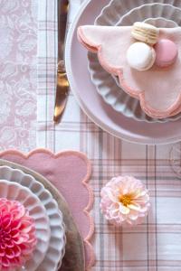 Bordstablett Malin, enfärgad med vågig kant och langettsöm, Stl. 35X45 cm, rosa