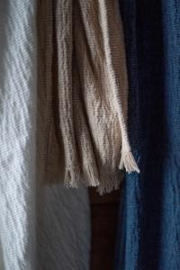 Pläd Sandö, enfärgad med kort frans, Stl. 130X170 cm, denimblå