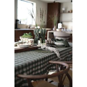 Bordsduk LISA i mörkgrön och beige rutig bäckebölja med volang runt kanten