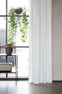 Gardin ESTHER, enfärgad i sammet med lyster, Offwhite