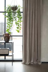 Gardin ESTHER, enfärgad i sammet med lyster, Sand