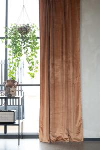 Gardin ESTHER, enfärgad i sammet med lyster, Cognac