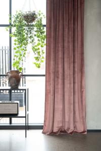 Gardin ESTHER, enfärgad i sammet med lyster, Rosa