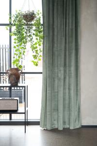 Gardin ESTHER, enfärgad i sammet med lyster, Agavegrön