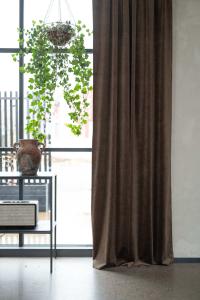 Gardin ESTHER, enfärgad i sammet med lyster,  Brun