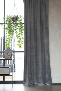 Gardin ESTHER, enfärgad i sammet med lyster, Grå