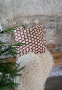 Kuddfodral Judith,  i bomullsslub med ett sött julmönster. Lin