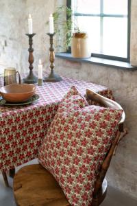 Kuddfodral Judith,  i bomullsslub med ett sött julmönster. Röd