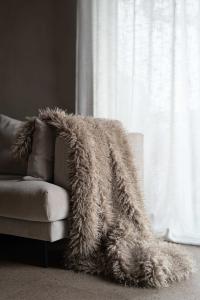 Pläd Curly i pälsimitation i sand