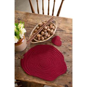 Tablett, tallriksunderlägg ARWEN i filt material, oregelbunden form, stansat mönster i rött