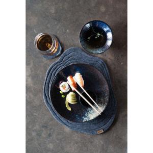 Tablett, tallriksunderlägg ARWEN i filt material, oregelbunden form, stansat mönster i mörkgrått