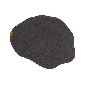 Tablett, tallriksunderlägg ARWEN i filt material, oregelbunden form, stansat mönster i mörkgrått