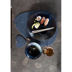 Tablett, tallriksunderlägg HENNY i filtmaterial med oval form i mörkgrått