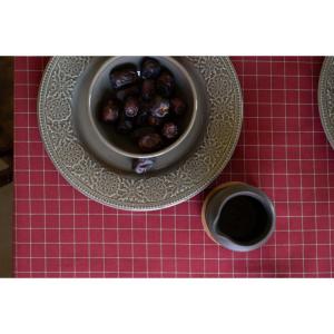 Duk Dora med tryckt linnefärgat rutmönster på rött tyg