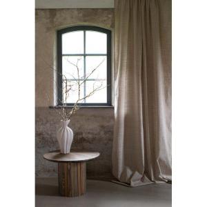 Gardin Dora med tryckt vitt rutmönster på sandfärgat tyg