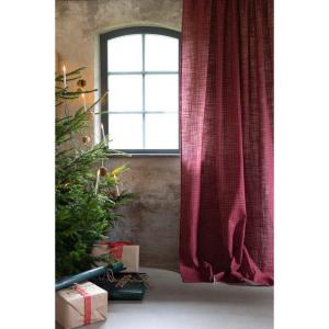 Gardin Dora med tryckt linnefärgat rutmönster på rött tyg