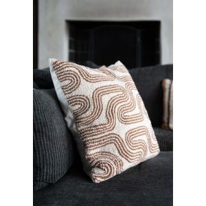 Kuddfodral RIVER med ögletuftat grafisk mönster på framsidan i brunt och beige