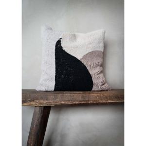 Kuddfodral BRONX med ögletuftat grafiskt mönster i beige och brunt