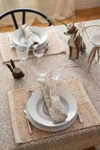 Bordstablett, tallriksunderlägg Frodo i glesvävd vit jute