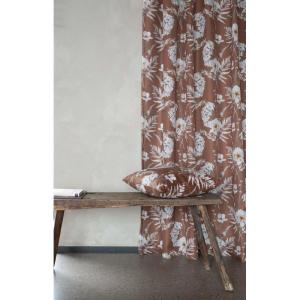 Kuddfodral ALEXA med blommor och blad i offwhite på cognacsfärgad botten