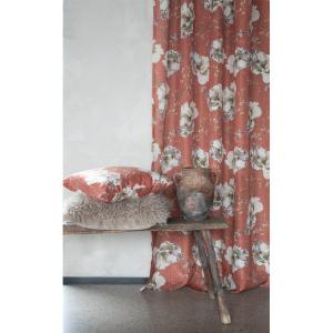 Kuddfodral Hedda med stora blommor i beigebrunt på rostfärgad botten