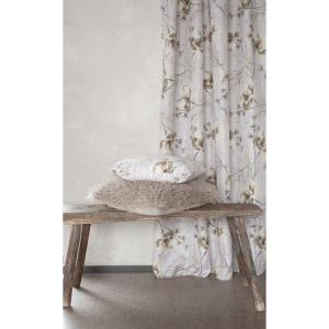 Gardin Hedda med stora blommor i beigebrunt på linnefärgad botten