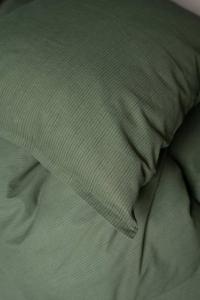 Örngott Yoko, med mörkgröna smala ränder på grön botten.