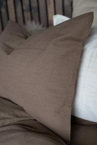 Örngott Yoko, med mörkbruna smala ränder på brun botten.