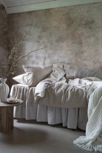 Sängkappa Louise, med volang, enfärgad i fyra olika storlekar, Linfärg