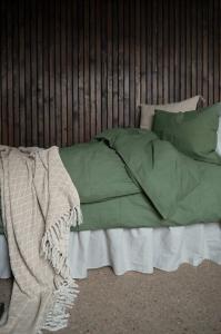 Sängkappa Louise, med volang, enfärgad i fyra olika storlekar, Vit