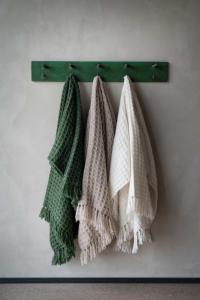 Pläd Terje med våfflat mönster och frans i offwhite