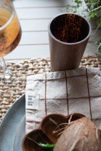 Tygservett, liten duk Axel med vävda rutor i kastanje brunt och beige.