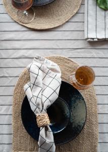 Tygservett, liten duk Axel med vävda rutor i svart och beige .