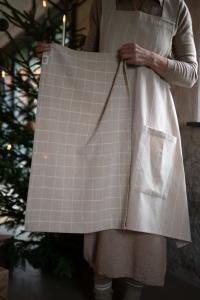 Kökshandduk Axel, i återvunnet material med vävda rutor i antikvitt och beige.