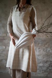 Förkläde Axel i återvunnet material med vävda rutor i antikvit och beige.