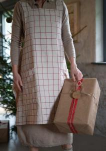 Förkläde Axel i återvunnet material med vävda rutor i röd och beige.