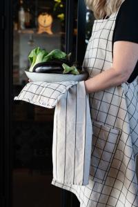 Förkläde Axel i återvunnet material med vävda rutor i kastanje brunt och beige.