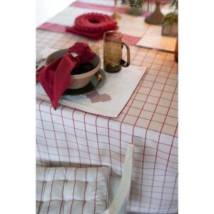 Duk Axel stor, i återvunnet material med vävda rutor i röd och beige