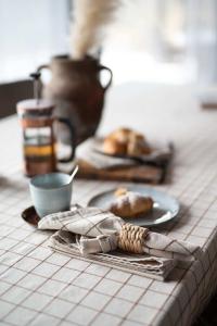 Duk Axel stor, i återvunnet material med vävda rutor i kastanje brun och beige.