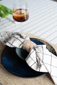 Duk Axel stor, i återvunnet material med vävda rutor i svart och beige