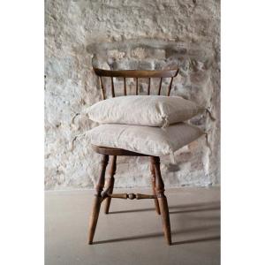 Kuddfodral Axel med tofsar, återvunnet material, vävda rutor i antikvitt och beige.