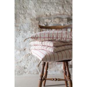 Kuddfodral Axel med tofsar, återvunnet material, vävda rutor i röd och beige.