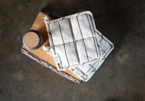 Grytlapp Lucas, quiltad mönstervävd och återvunnen rand i klassisk stil. Svart